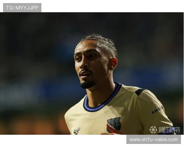 拉菲尼亚在巴萨更衣室角色凸显，近期表现稳健且影响力持续提升