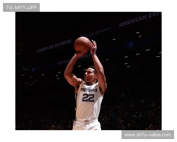 德斯蒙德·班恩无球跑动提升三分效率拉开火箭防守空间