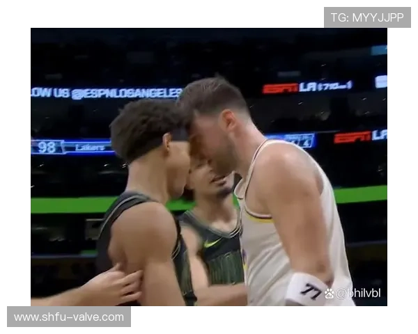 挡拆掩护为东契奇制造错位，威廉姆斯拉开外线空间